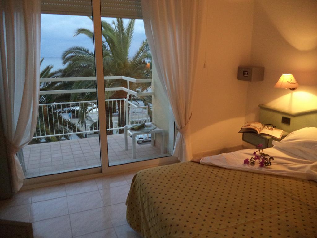 דיאנו מרינה Hotel Miramare מראה חיצוני תמונה