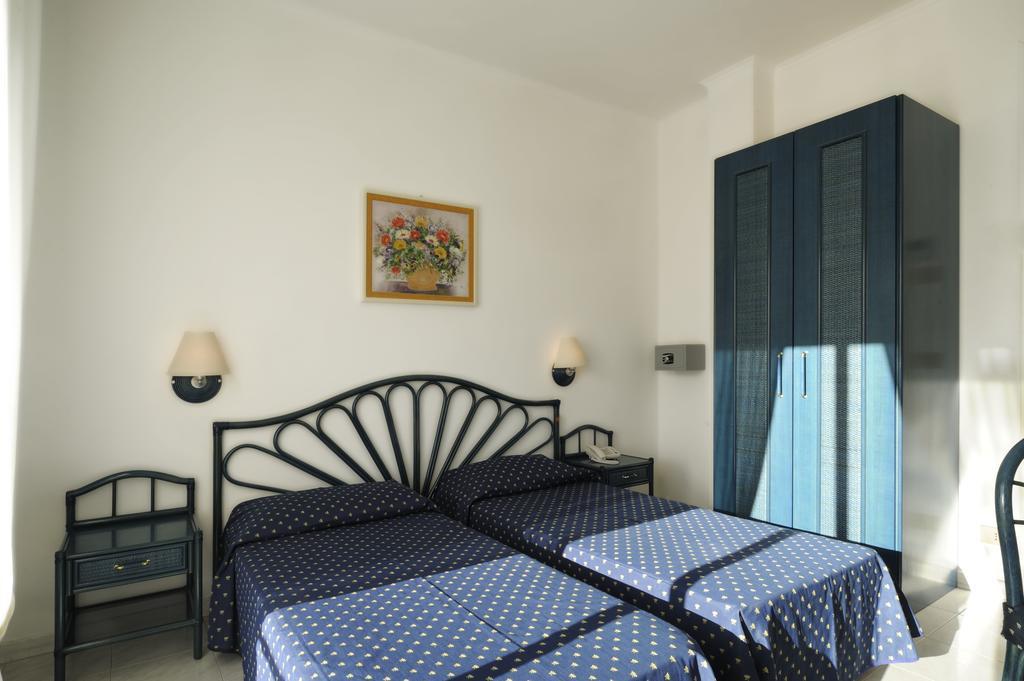 דיאנו מרינה Hotel Miramare מראה חיצוני תמונה