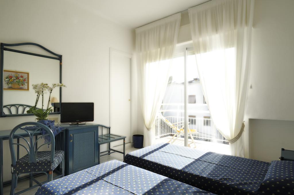 דיאנו מרינה Hotel Miramare מראה חיצוני תמונה