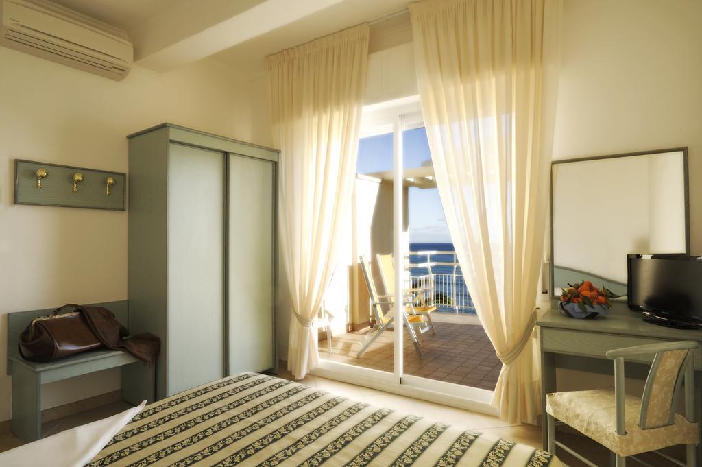 דיאנו מרינה Hotel Miramare מראה חיצוני תמונה