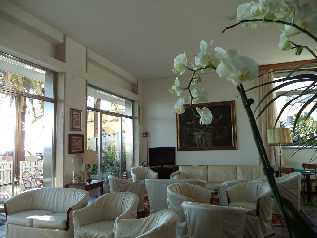 דיאנו מרינה Hotel Miramare מראה חיצוני תמונה