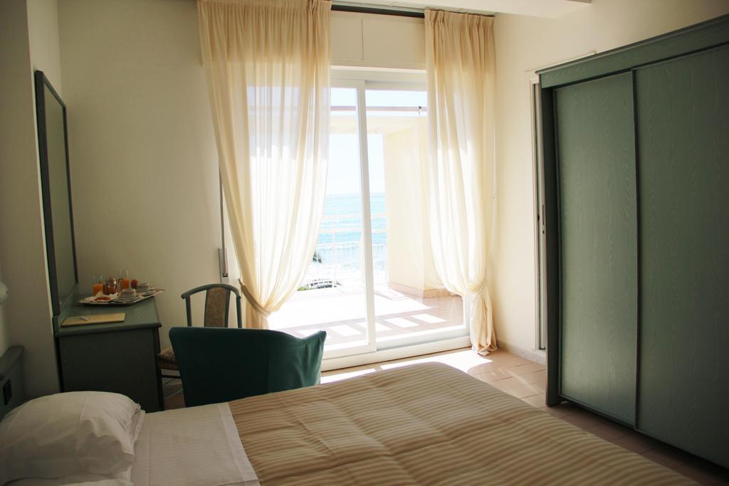 דיאנו מרינה Hotel Miramare מראה חיצוני תמונה
